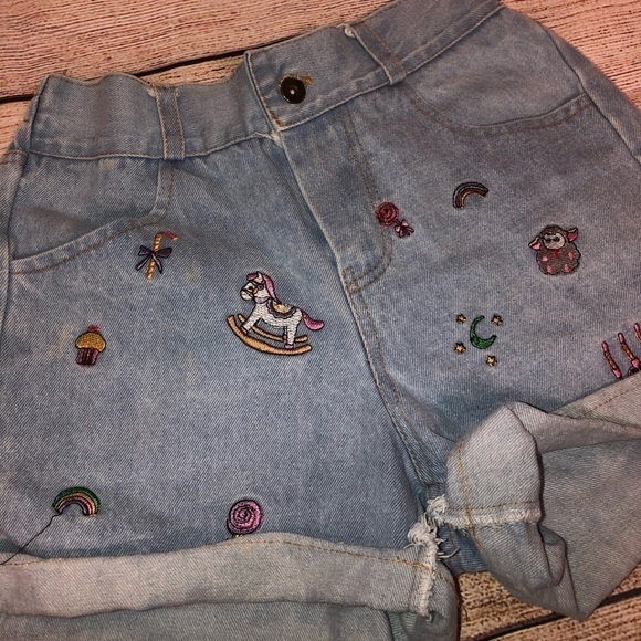 Embroidered High Waist Shorts - Picture 3 of 6